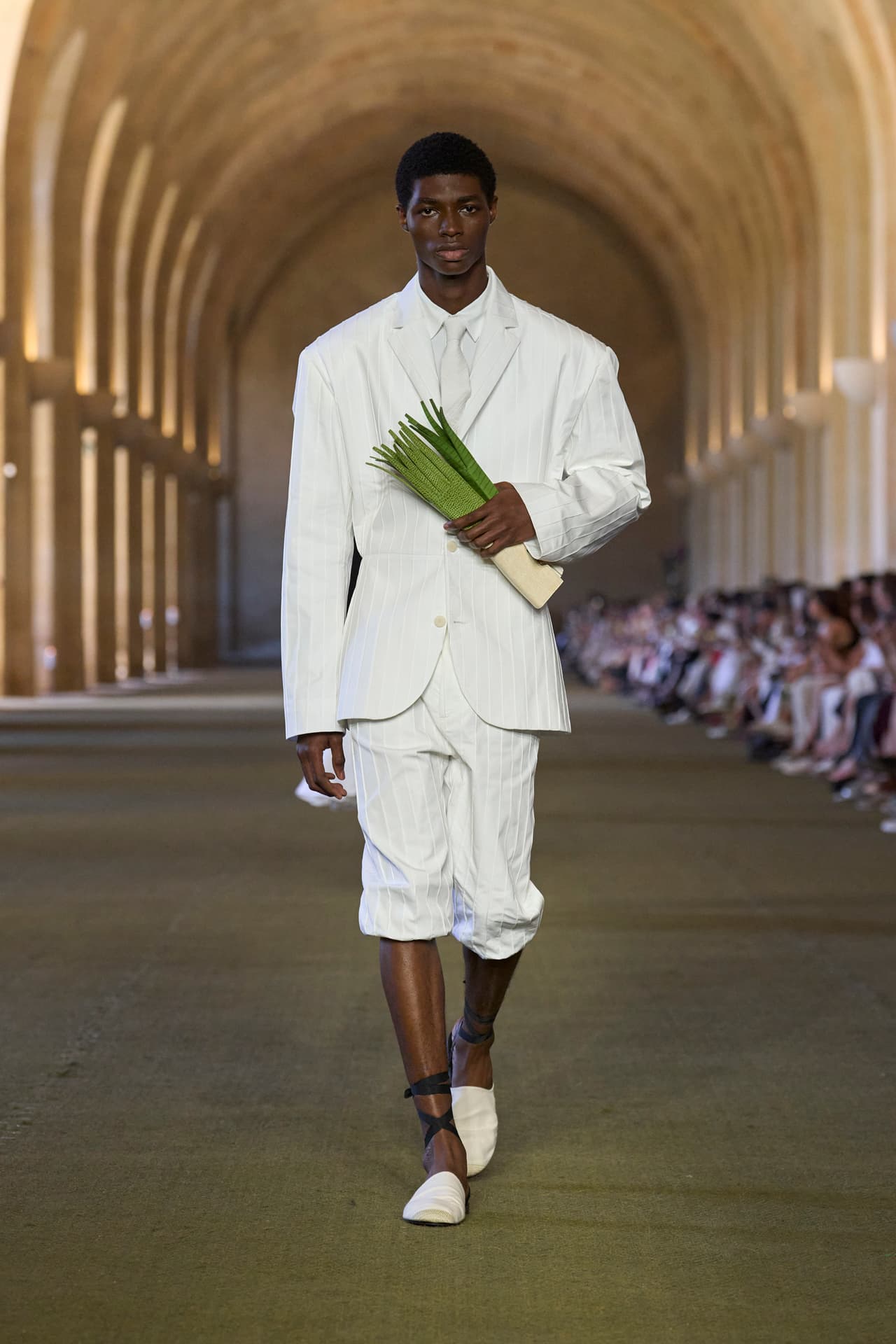 Образ из новой коллекции Le Paysan Jacquemus, представленной в Версале | Spotlight  