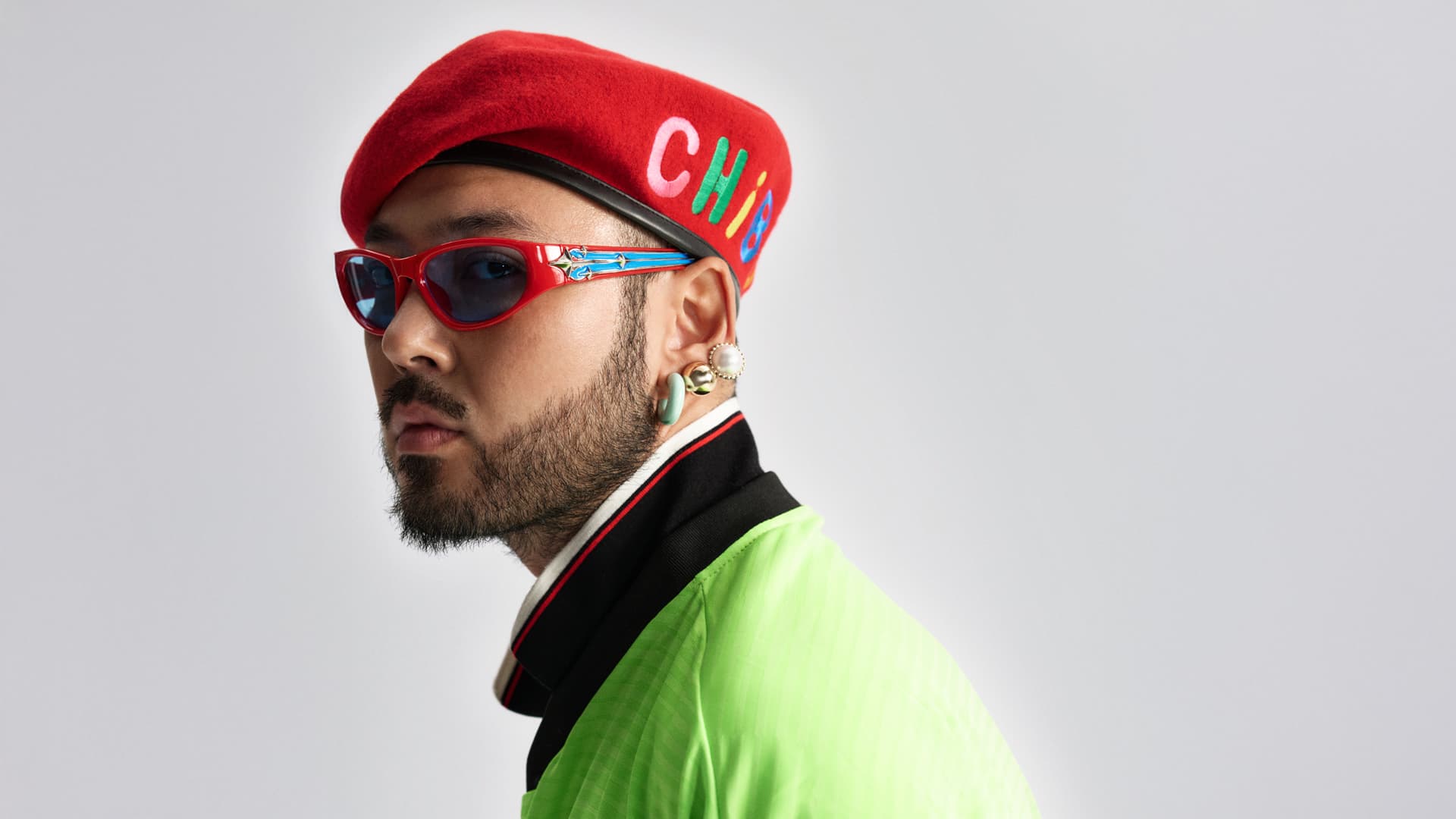 Gosha Rubchinskiy лонгсливі; Zara x Steven Meisel қара белдемшесі; Yat Pit сұр белдемшесі; Gentle Monster көзілдірігі; Masonprince береті; Balenciaga мюлиі; AliExpress қолғабы | Фотосуретші: Мария Slozhnomarya