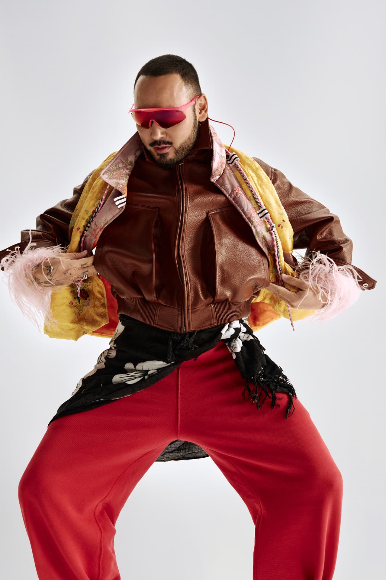 Куртка, рубашка с перьями Lime; жилет Tatyana Yan x Yan Ray; очки Alba Optics; кольца Cartier, Bvlgari | Фотограф: Мария Slozhnomarya