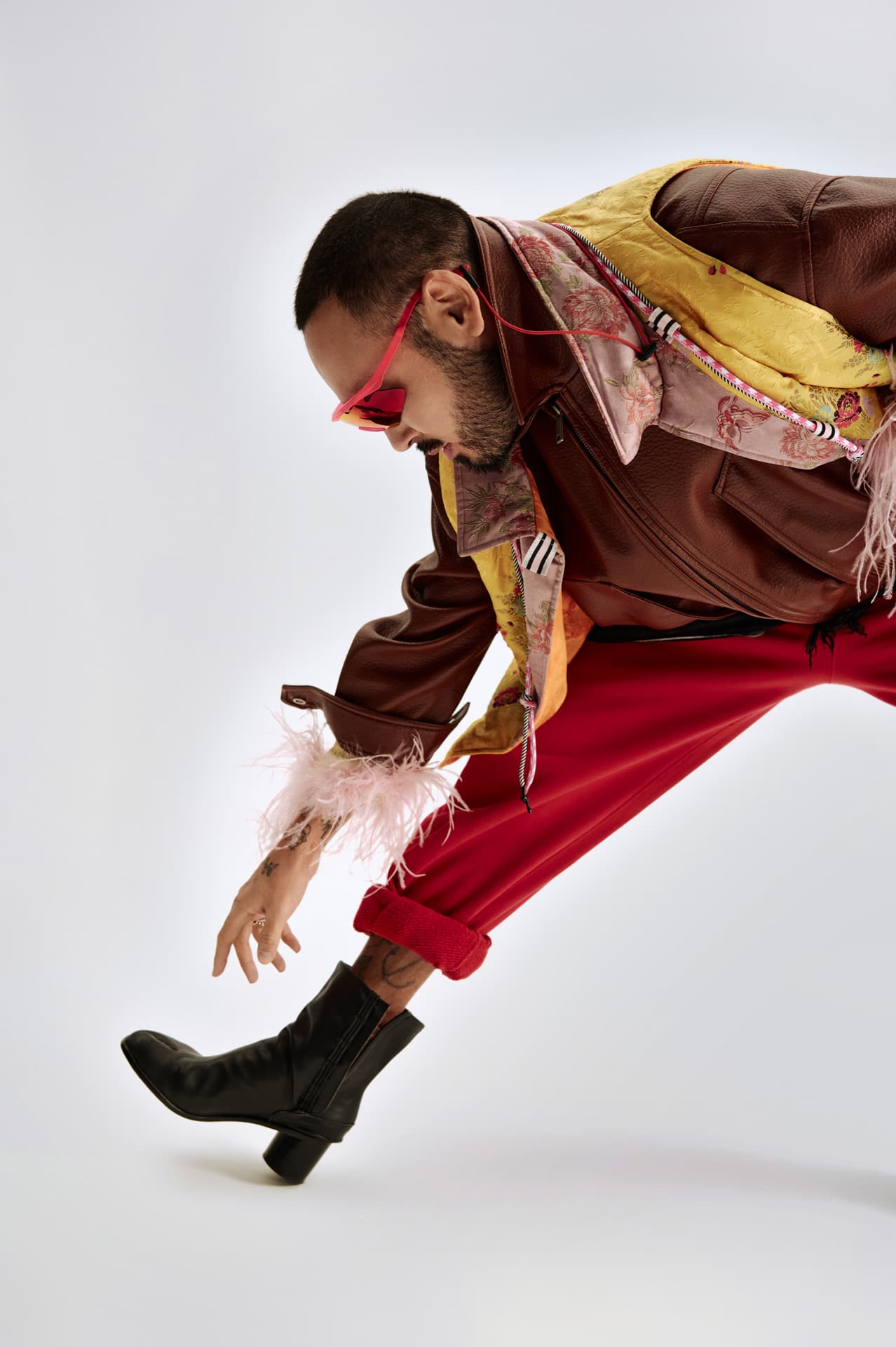 Куртка, рубашка с перьями Lime; жилет Tatyana Yan x Yan Ray; очки Alba Optics; кольца Cartier, Bvlgari | Фотограф: Мария Slozhnomarya