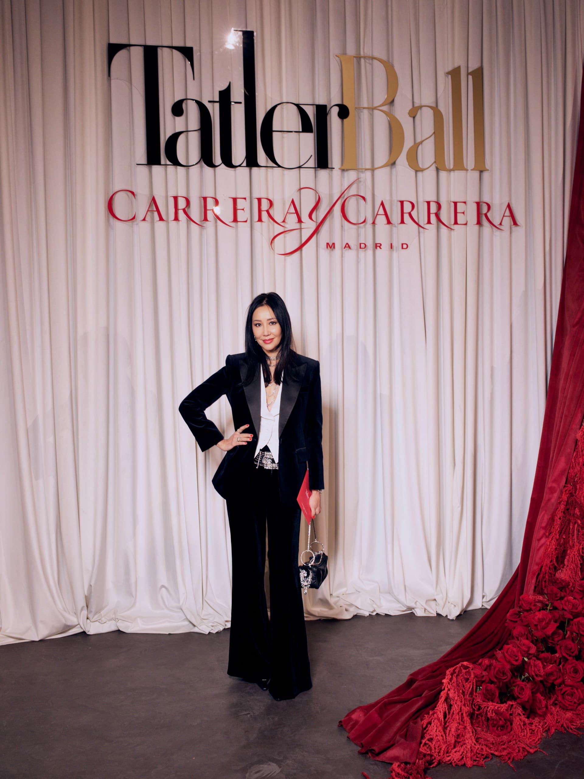 Сауле Рахмедова в смокинге Saint Laurent, манишке Patrick Hellmann и колье Swarovski | Фотограф: Slozhnomarya