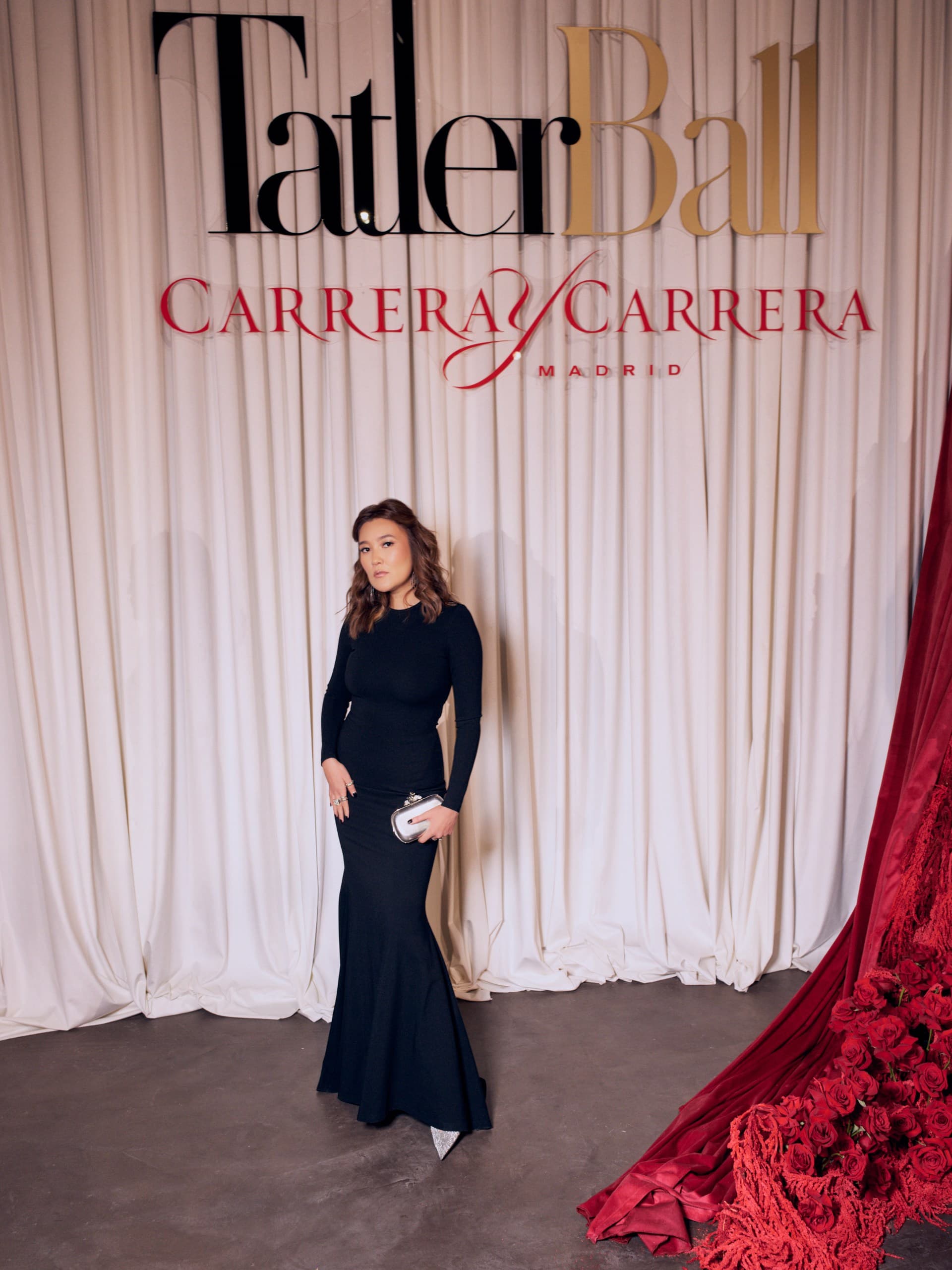 Диана Тлеулиева в платье Balenciaga, с винтажным клатчем McQueen и в украшениях Loree Rodkin| Фотограф: Slozhnomarya