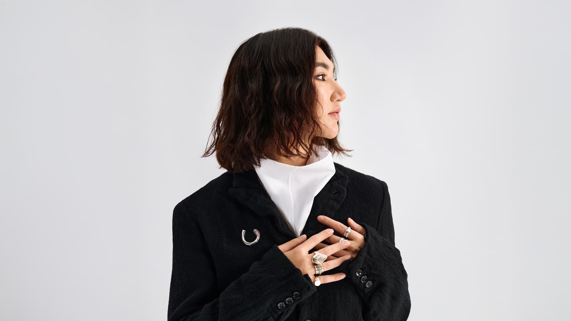 Жакет Comme des Garçons; рубашка The Row; кольца Mūraа | Фотограф: Мария Slozhnomarya