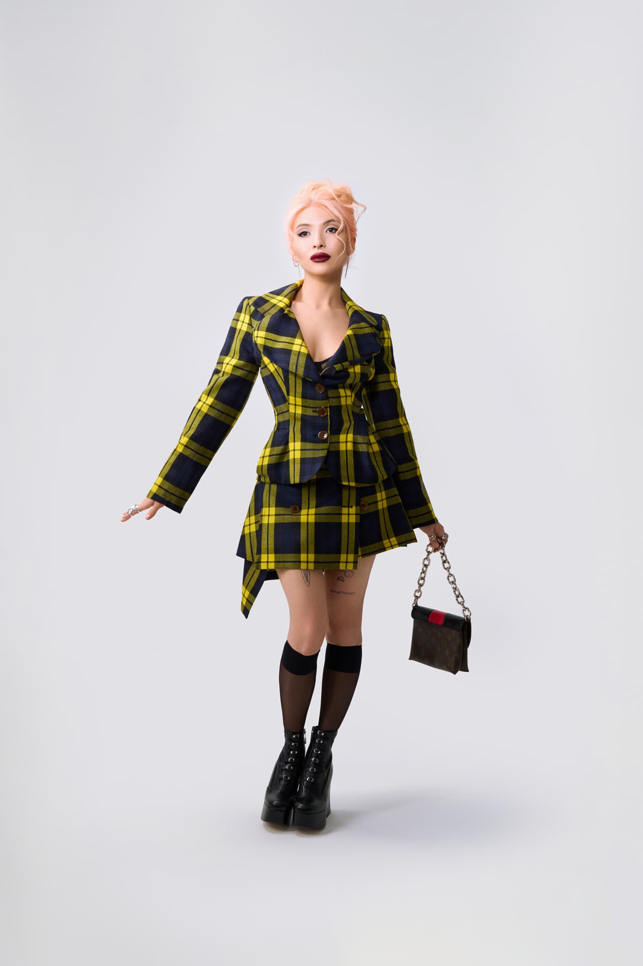 Костюм Vivienne Westwood; сумка Louis Vuitton; браслеты Tiffany & Co.; кольца, серьги The Great Frog | Фотограф: Мария Slozhnomarya