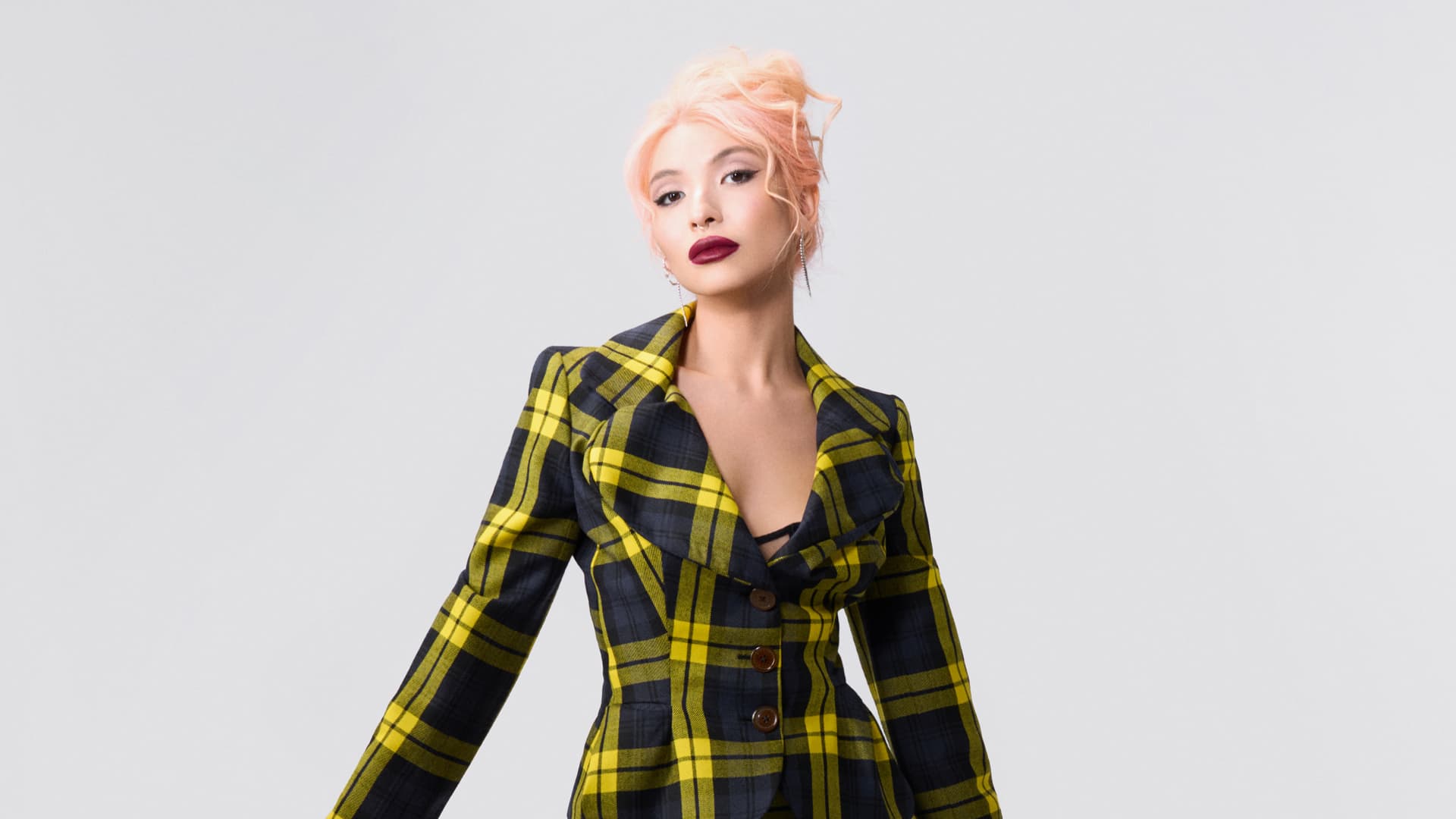 Vivienne Westwood костюмы; The Great Frog сырғасы мен сақинасы | Фотосуретші: Мария Slozhnomarya