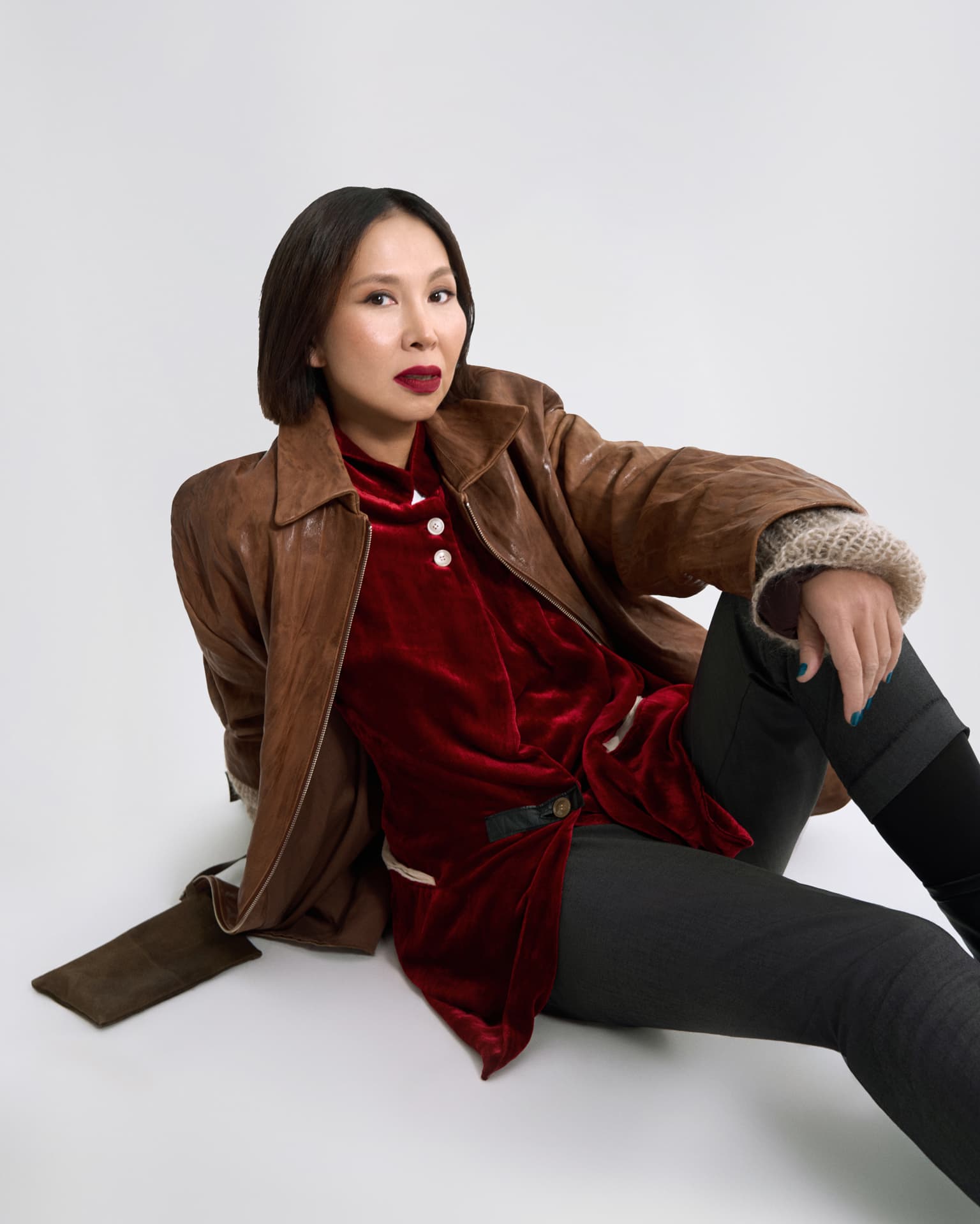 Бархатный жакет, кожаная куртка, брюки Mechanical Piano; ботильоны AGL | Фотограф: Мария Slozhnomarya