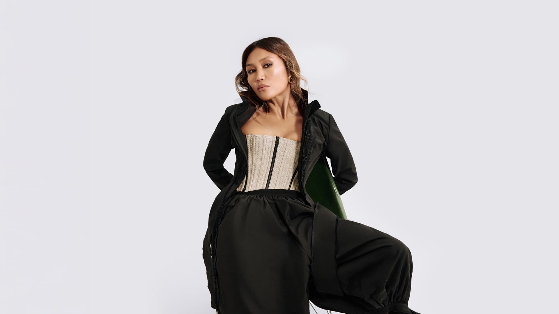 Dior бермудысы мен кеудетартпалы жакеті; The Row туфлиі; Maison Margiela шұлығы; Chanel винтажды клипсалары | Фотосуертші: Мария Slozhnomarya