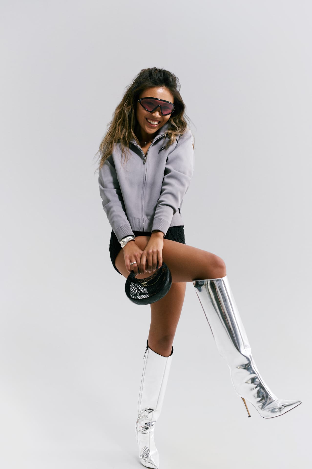 Вязаные шорты Dior; олимпийка Miu Miu; сапоги Jean Paul Gaultier; сумка Chanel; очки Tom Ford | Фотограф: Мария Slozhnomarya