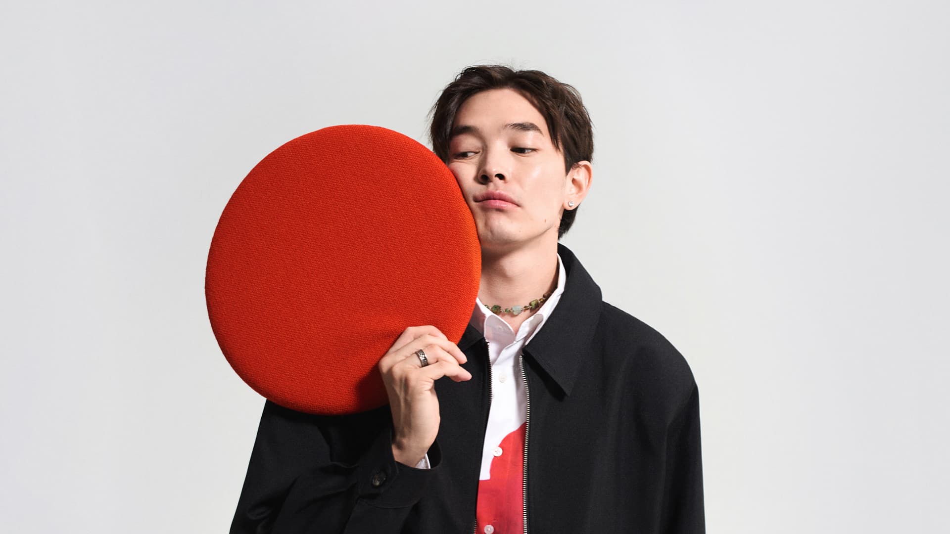 Жейде – Shetel; винтажды шалбар; кроссовка – A$AP Rocky x Puma; моншақ – Meraly | Фотосуретші: Мария Slozhnomarya