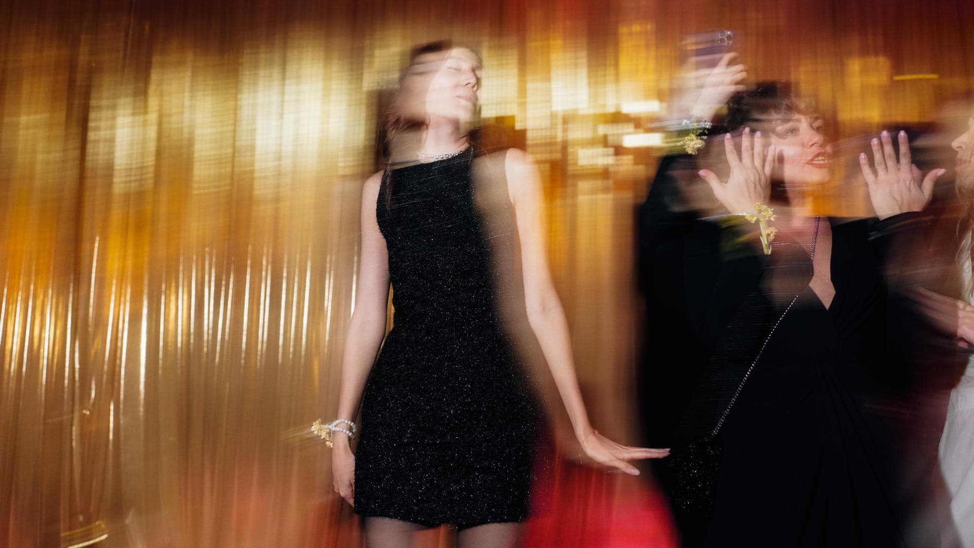 Фотографы: Руслан Османханов; Владимир Савельев; Нурлыбек Нурселинов
 