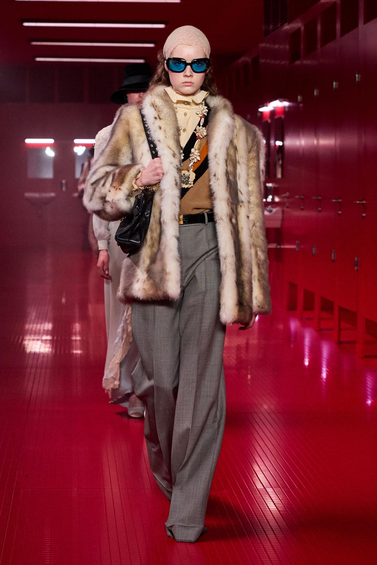 Сумка Ganni и пальто Stella McCartney (pre-fall 2024), cделанные из лабораторного меха Savian | Trunk