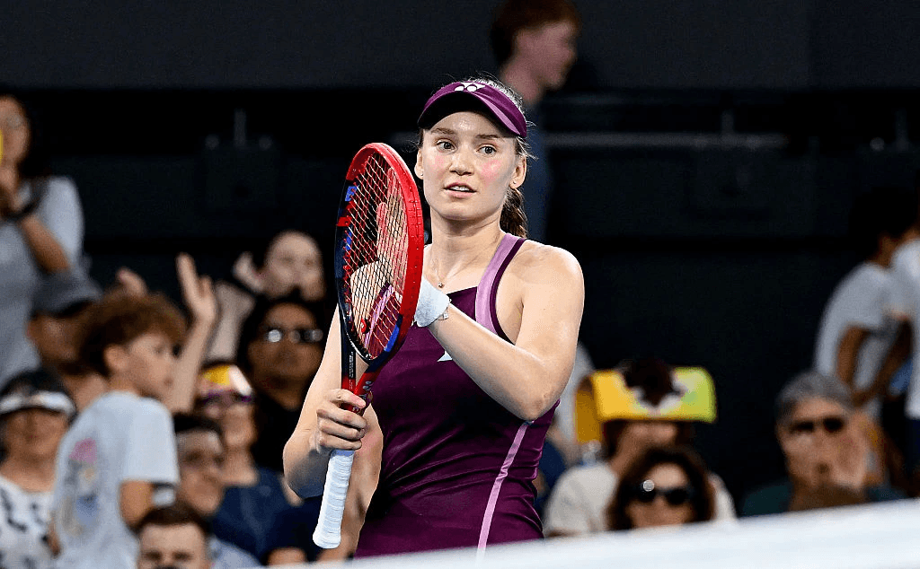 Елена Рыбакина на турнире в Брисбене | Bradley Kanaris | Getty Images