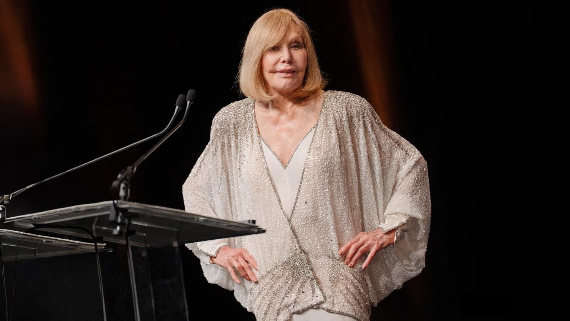 Ким Новак позирует после получения награды Icon Award за свою карьеру на 51-м Американском кинофестивале в Довиле 6 сентября 2025 года в Довиле, Франция | Getty Images