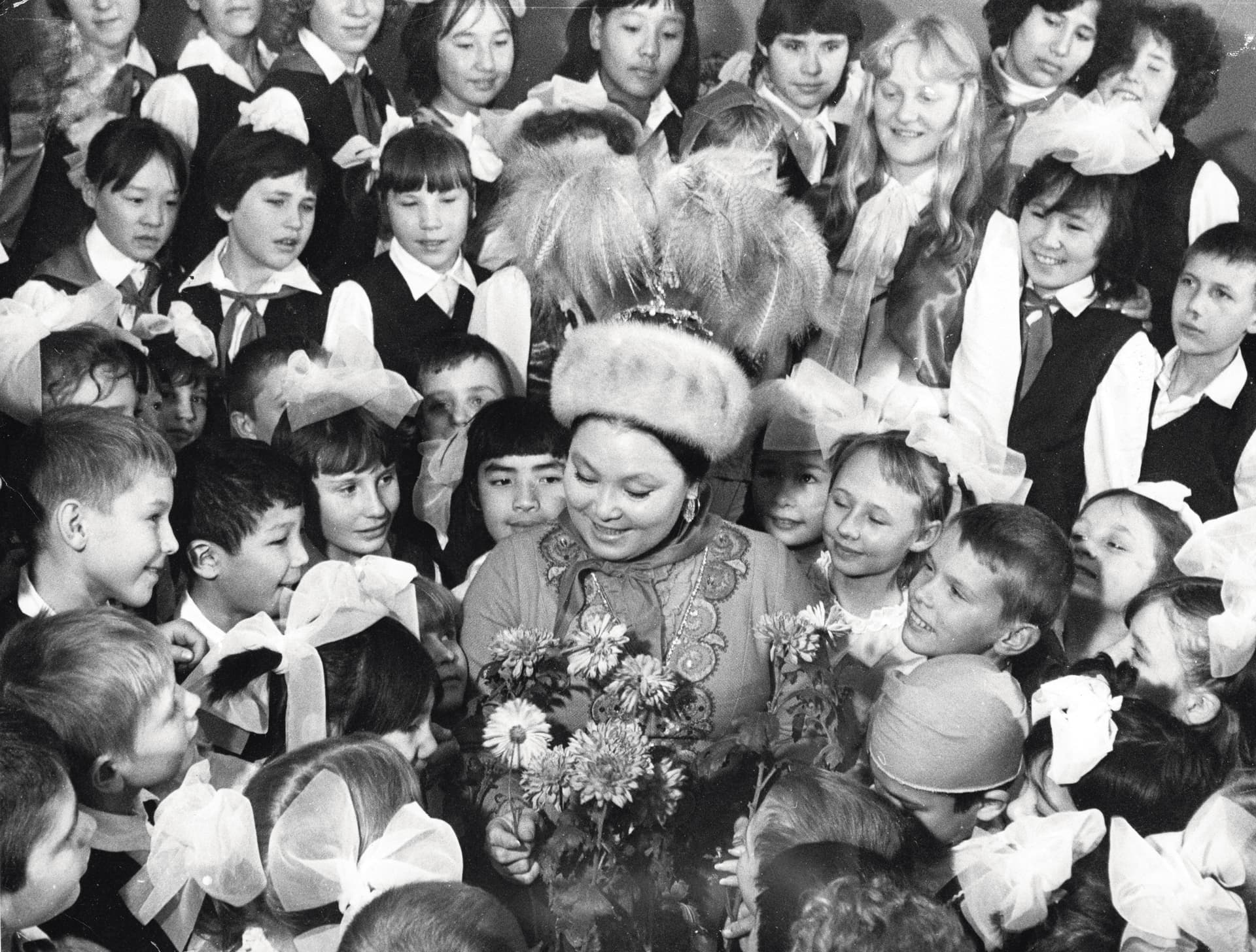 Роза Багланова и пионеры, 1985 год | РГУ «Центральный Государственный Архив кино-фотодокументов и звукозаписи» МКИИ РК