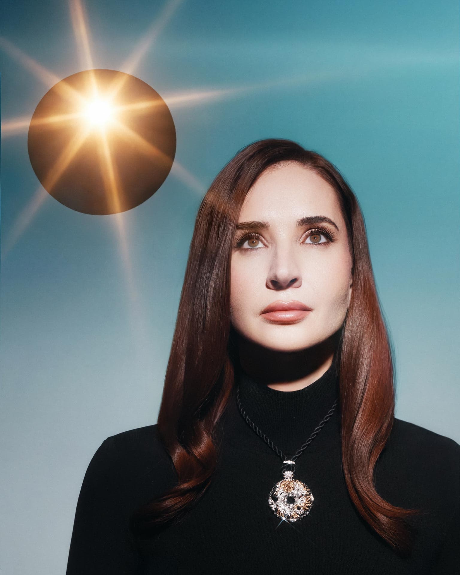 Данна Карагусова | Водолазка Sashaverse, кулон Shanghai Maxi Carrera y Carrera | Фотограф: Данил Ярощук
