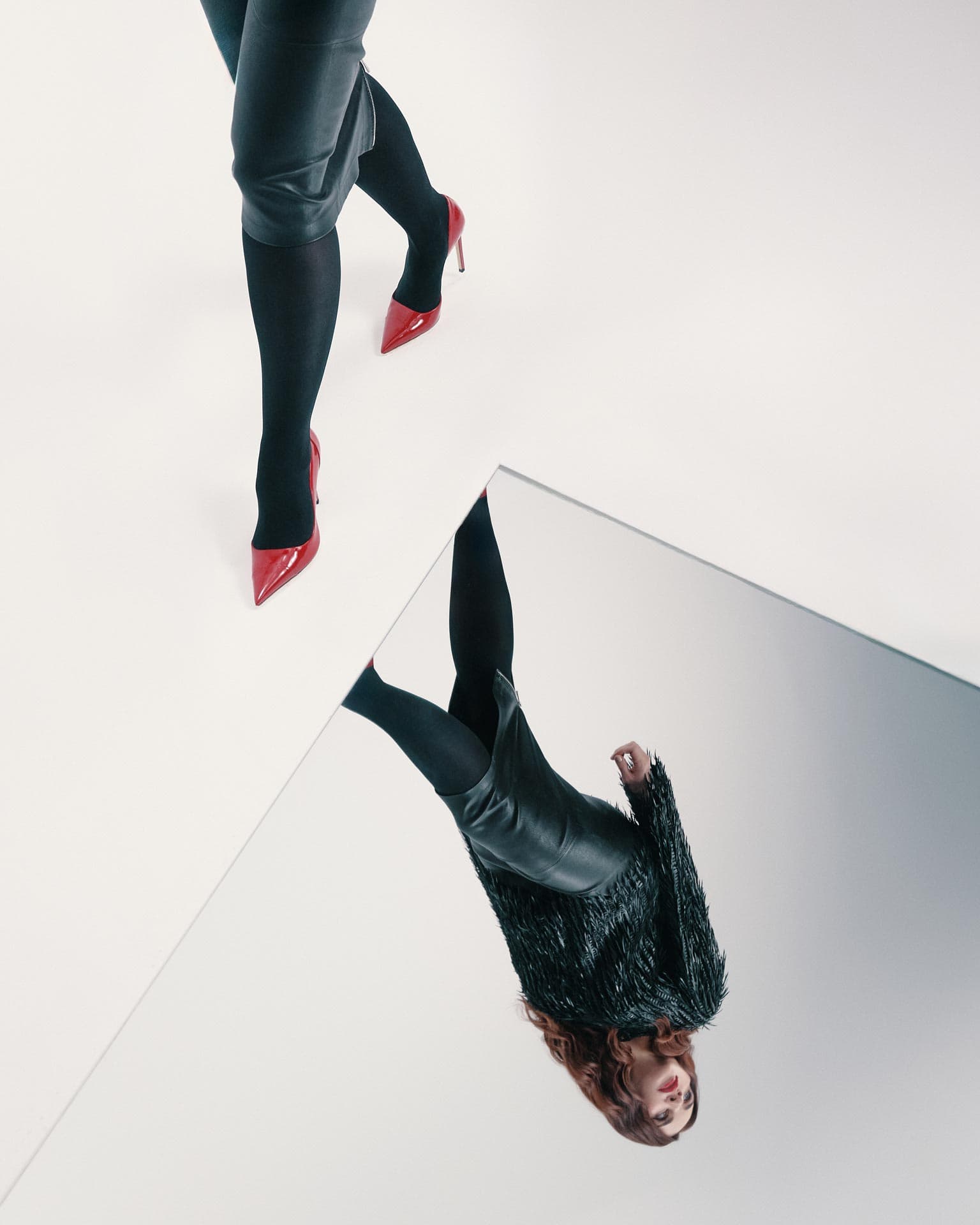 Данна Карагусова | Кожаный жакет и юбка 1972 Desa, туфли Jimmy Choo | Фотограф: Данил Ярощук