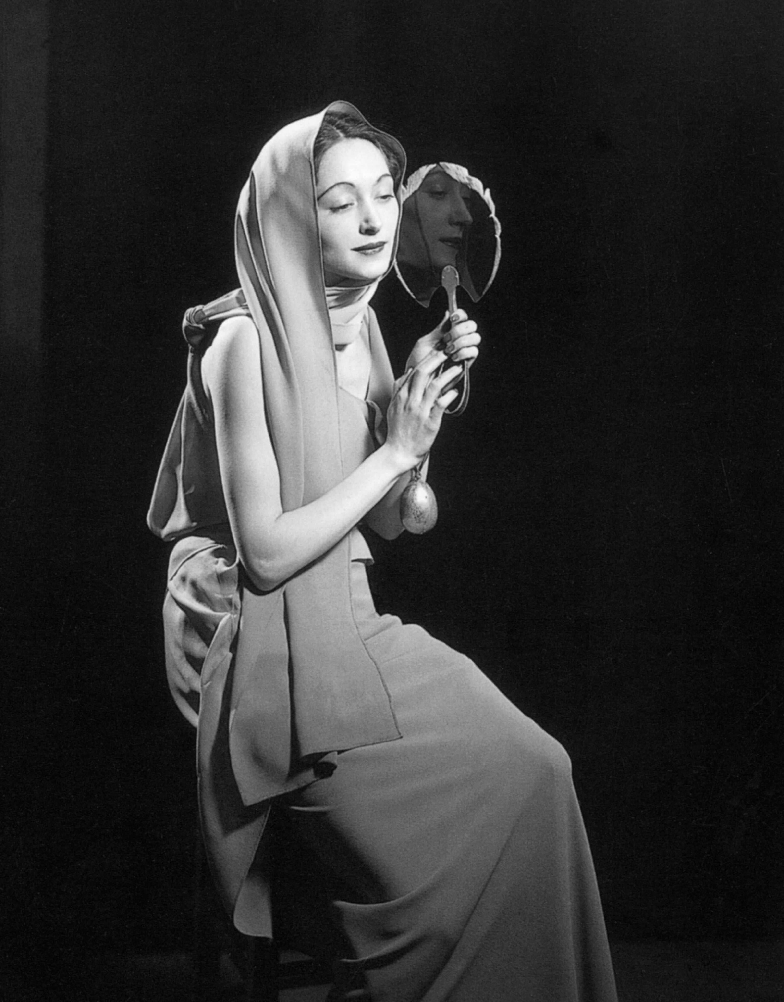 Nusch au miroir (dans robe de Schiaparelli), 1935 | Фото: Man Ray