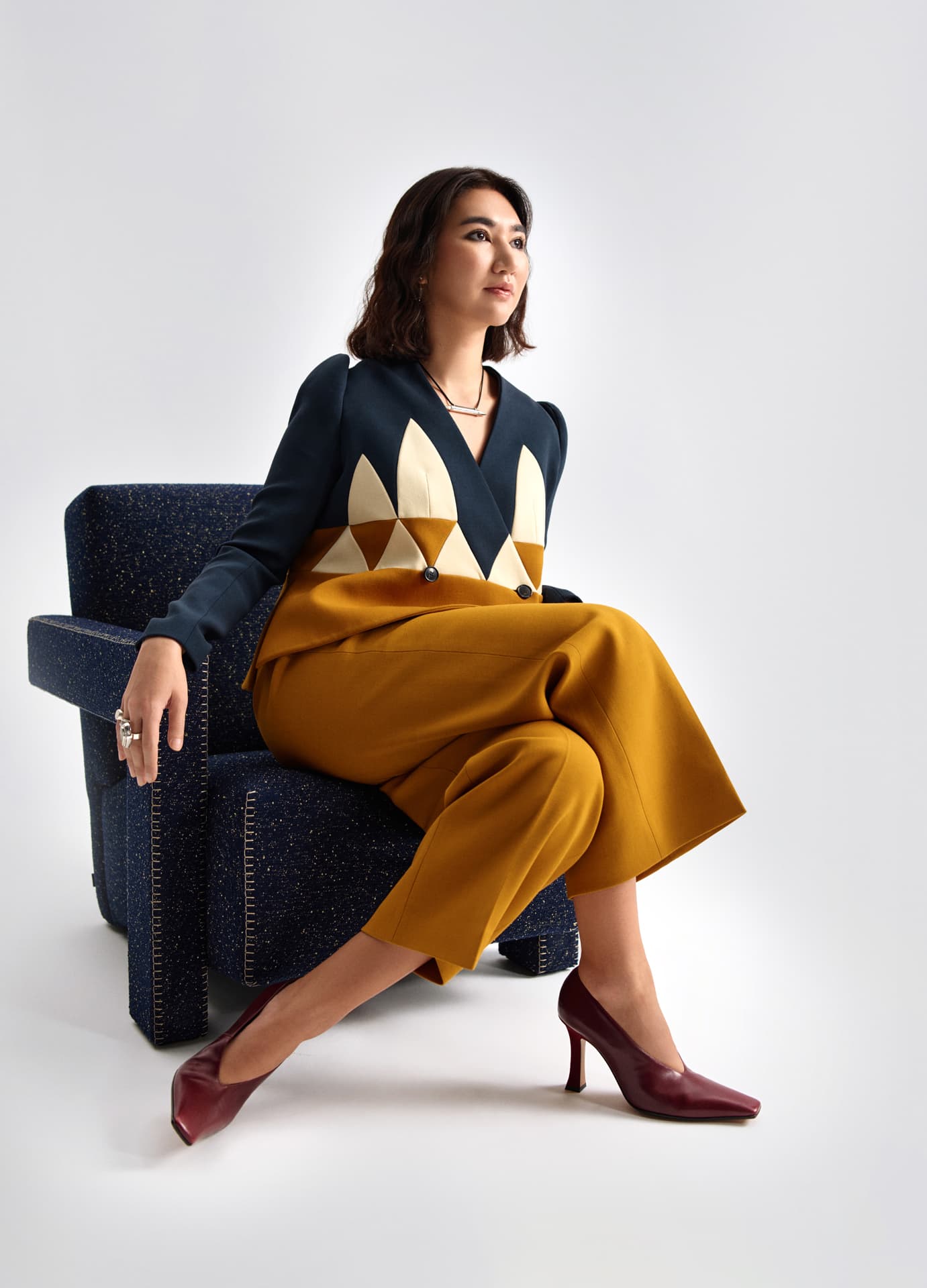 Костюм – Delpozo; туфли – Celine; сырға, алқа, сақиналар – Mūraа | Фотосуретші: Мария Slozhomarya