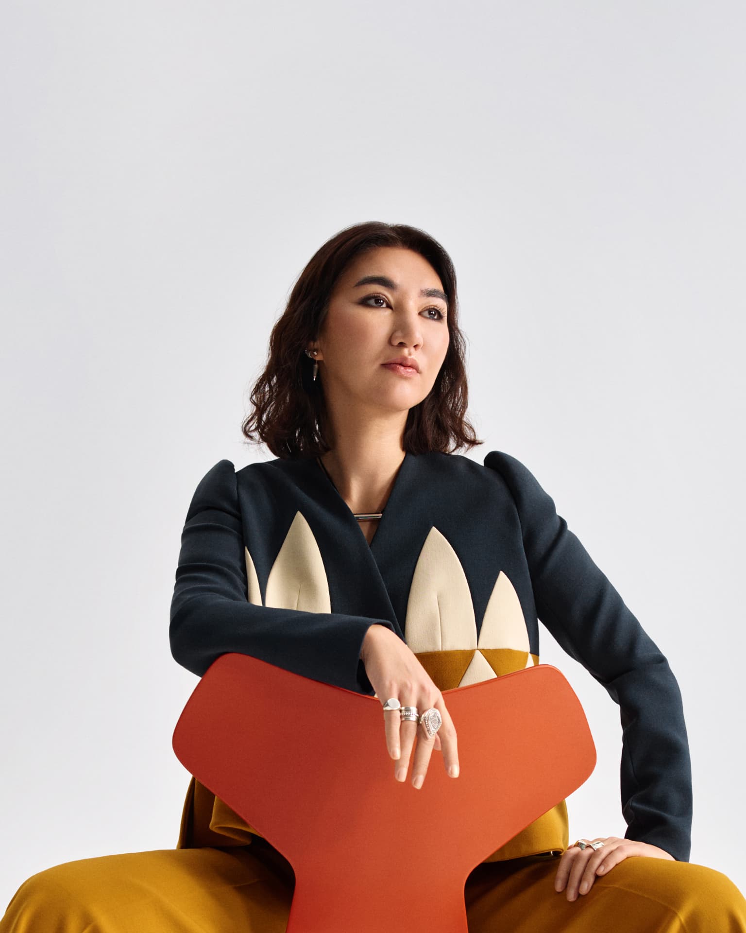 Костюм – Delpozo; туфли – Celine; сырға, алқа, сақиналар – Mūraа | Фотосуретші: Мария Slozhnomarya