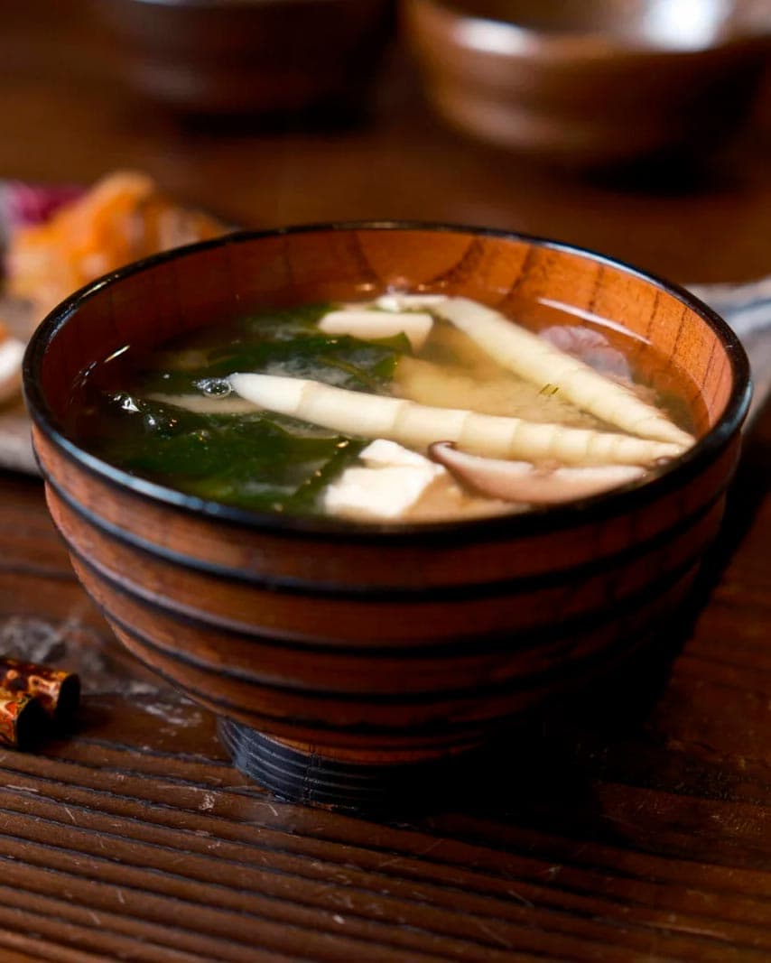 Насладитесь теплым мисо-супом, зная, что он приносит пользу вашему организму | Фото: Unsplash / Seiya Maeda