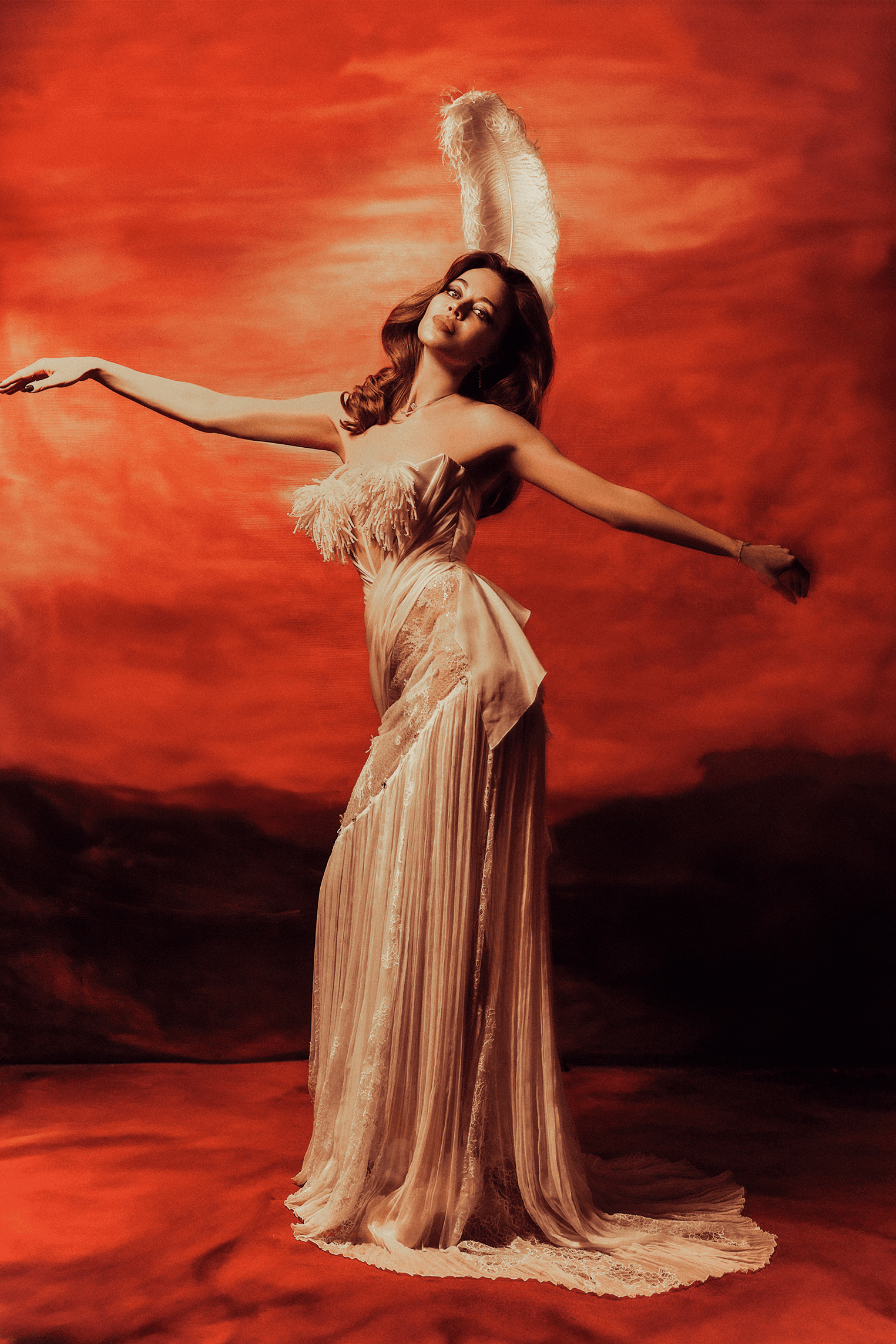 Платье Ulyana Sergeenko Haute Couture, подвески Josephine Aigrette Chaumet | Фотограф: Esra Sam