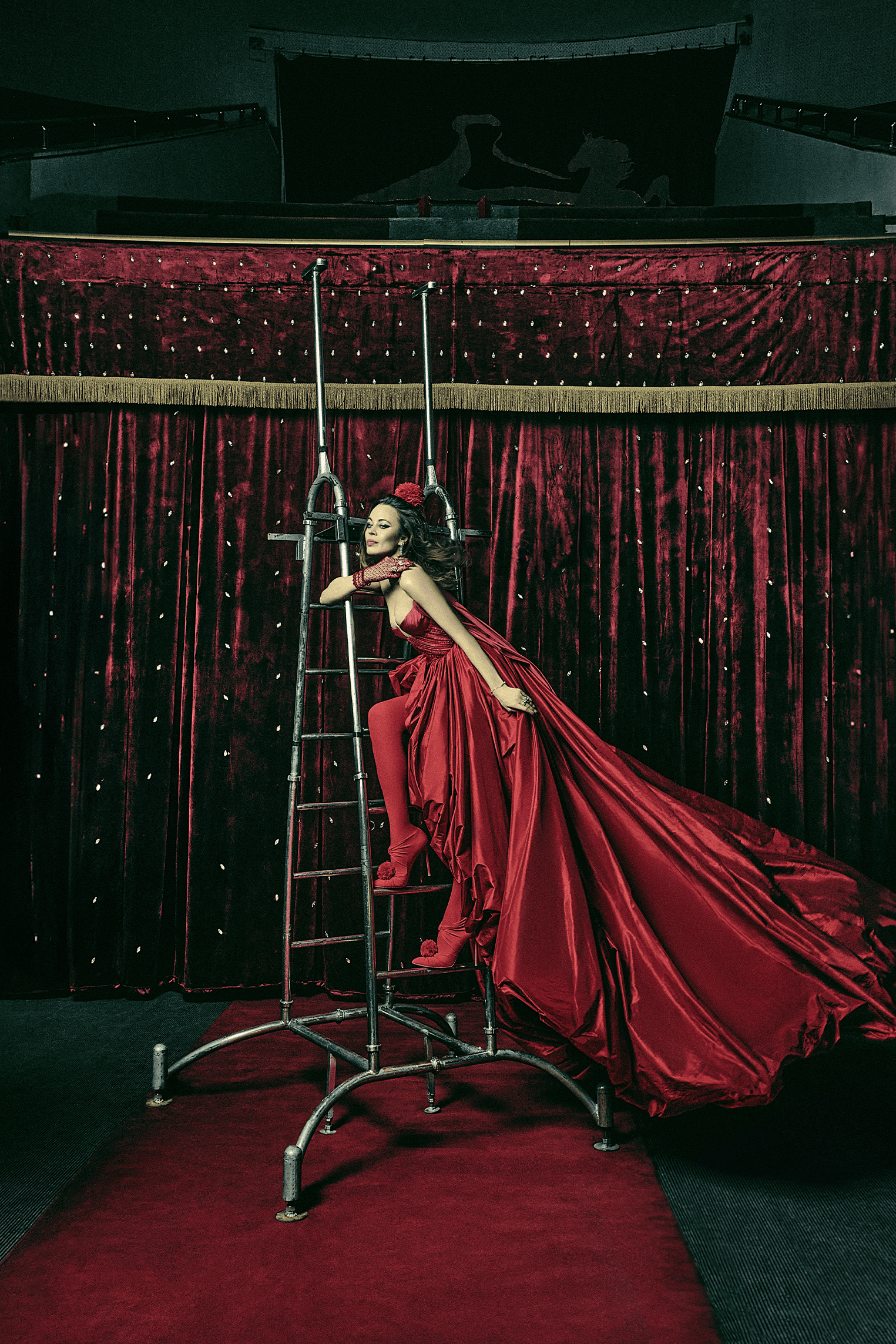 Платье, ботфорты с подтяжками, помпон, вязаная перчатка, Ulyana Sergeenko Haute Couture, кольца, серьги, браслет Josephine Aigrette, Chaumet | Фотограф: Esra Sam