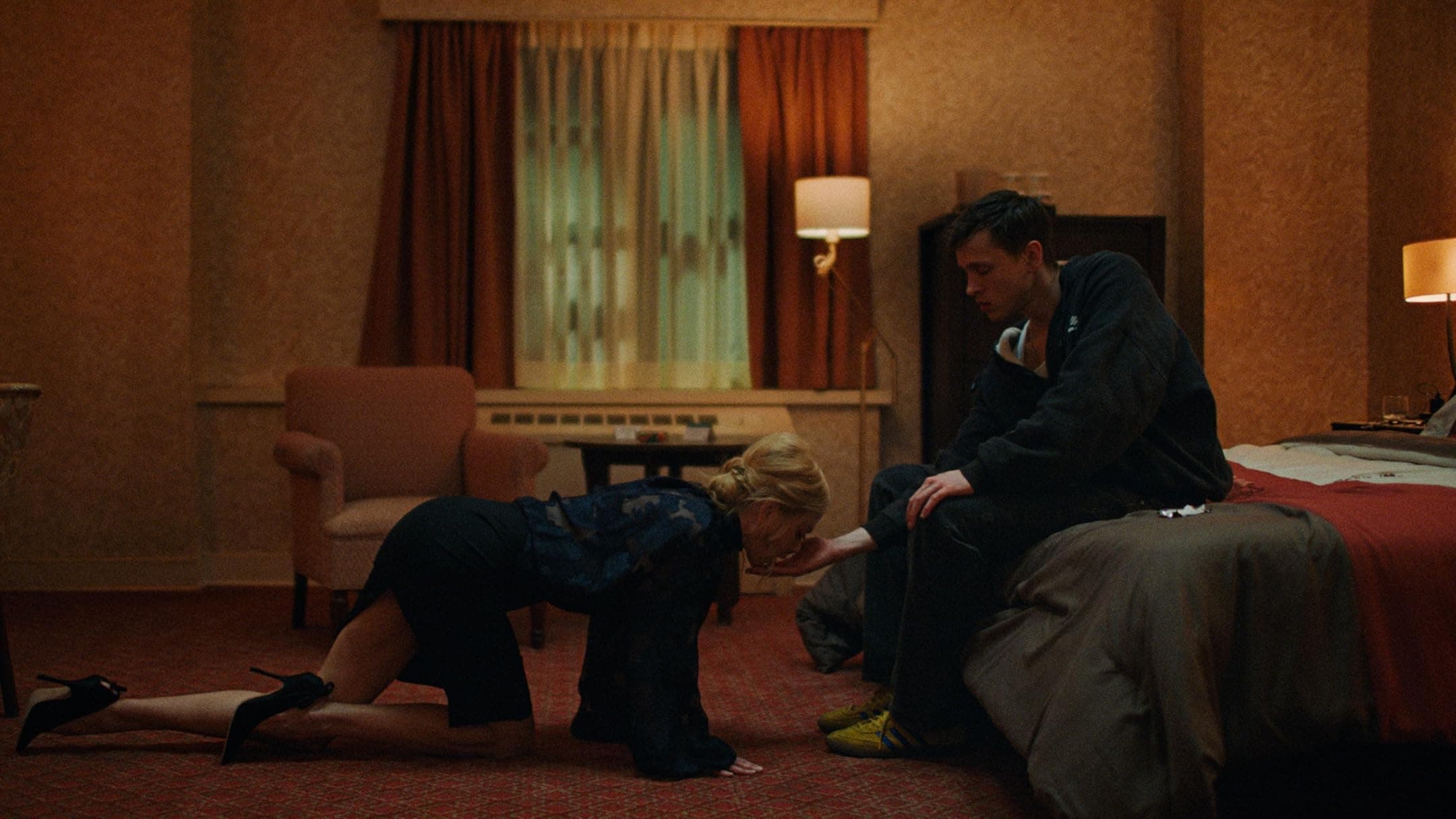 Как костюмы в Babygirl раскрывают историю власти и страсти