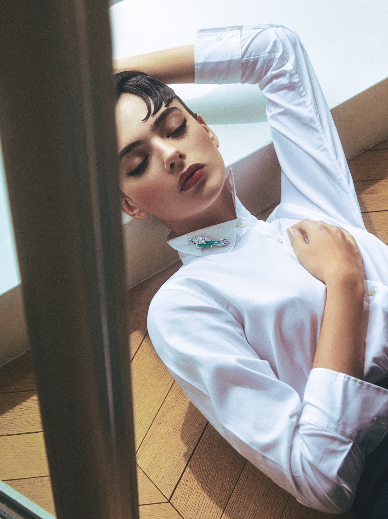 Брошь Cartier Nature Sauvage Panthère Telesma из белого золота с изумрудами, ониксом и бриллиантами; брюки Elie Saab в enVie de Pois; рубашка из коллекции стилиста