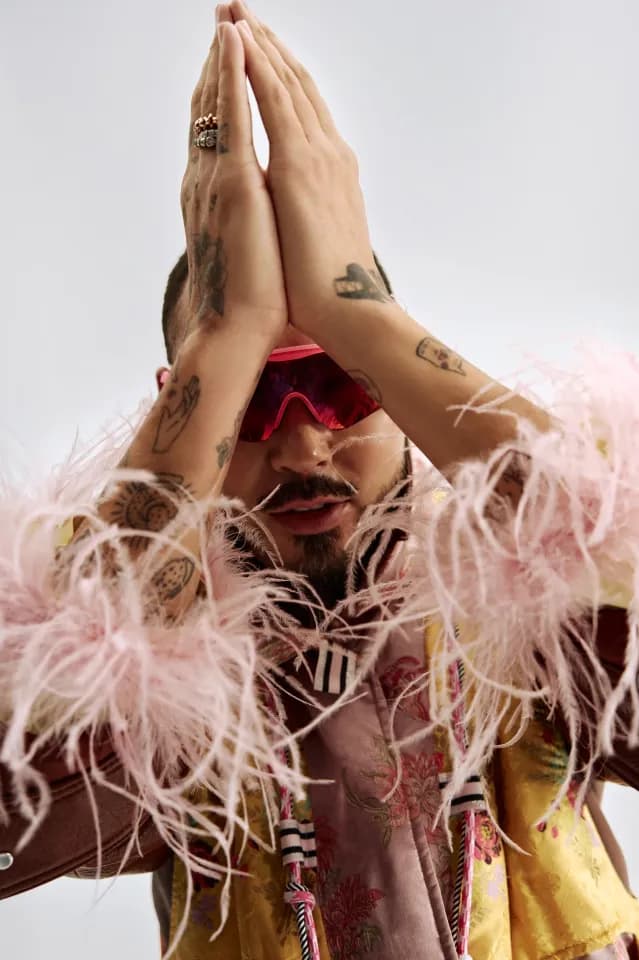 Lime күртешесі мен қауырсынды жейдесі; Tatyana Yan x Yan Ray жилеті; Alba Optics көзілдірігі; Cartier, Bvlgari жүзіктері | Фотосуретші: Мария Slozhnomarya