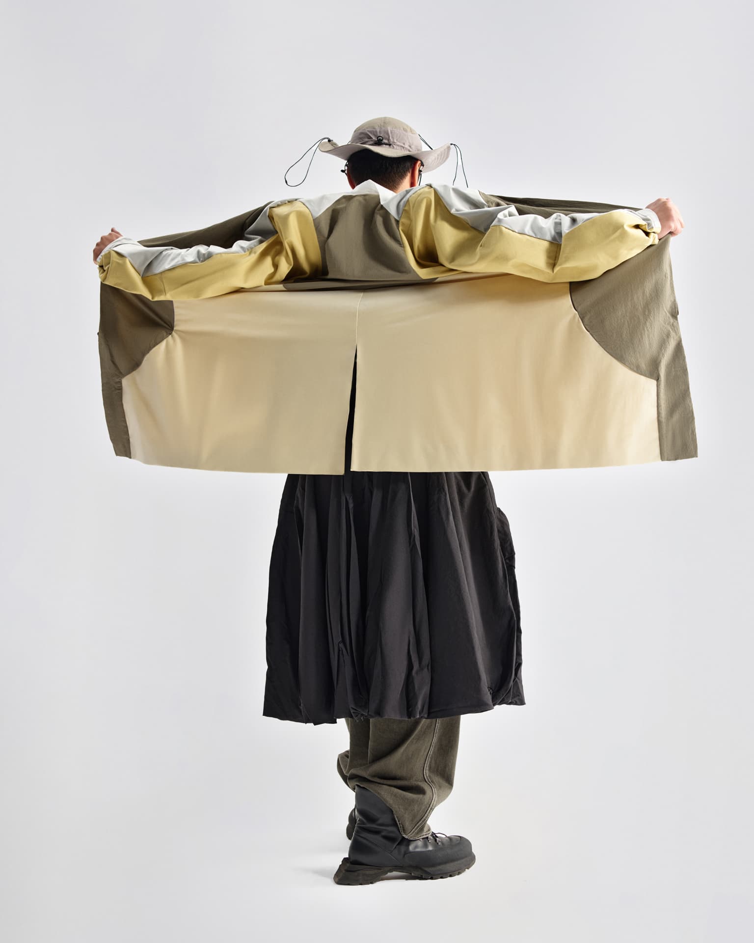 Джинсы, жилет, белдемше, парка, панама мен сөмке – Fuzzz | Фотосуретші: Мария Slozhnomarya