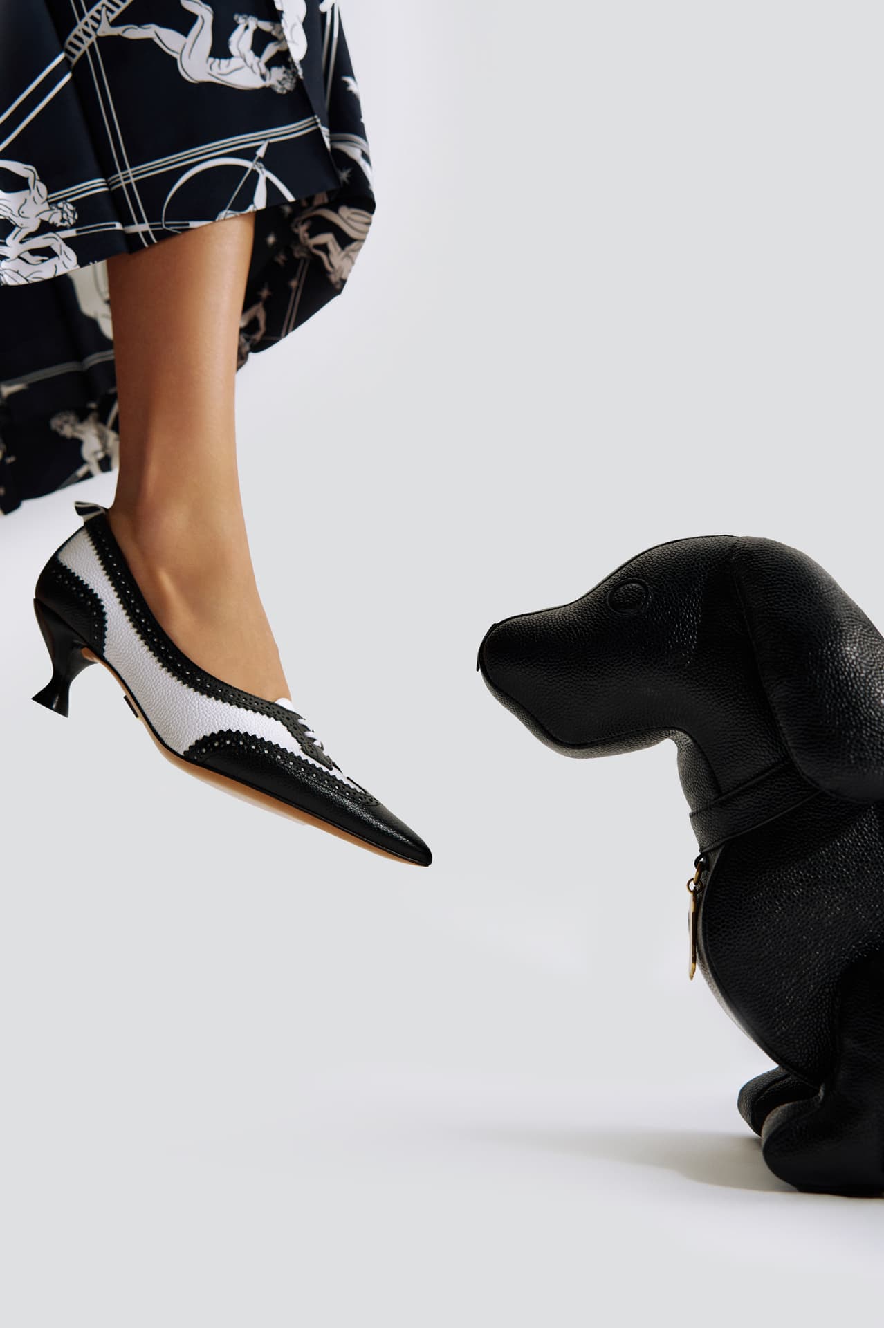 Костюм, туфли, ит пішінді сөмкелер – Thom Browne; сақиналар – Chrome Hearts | Фотосуретші: Мария Slozhnomarya