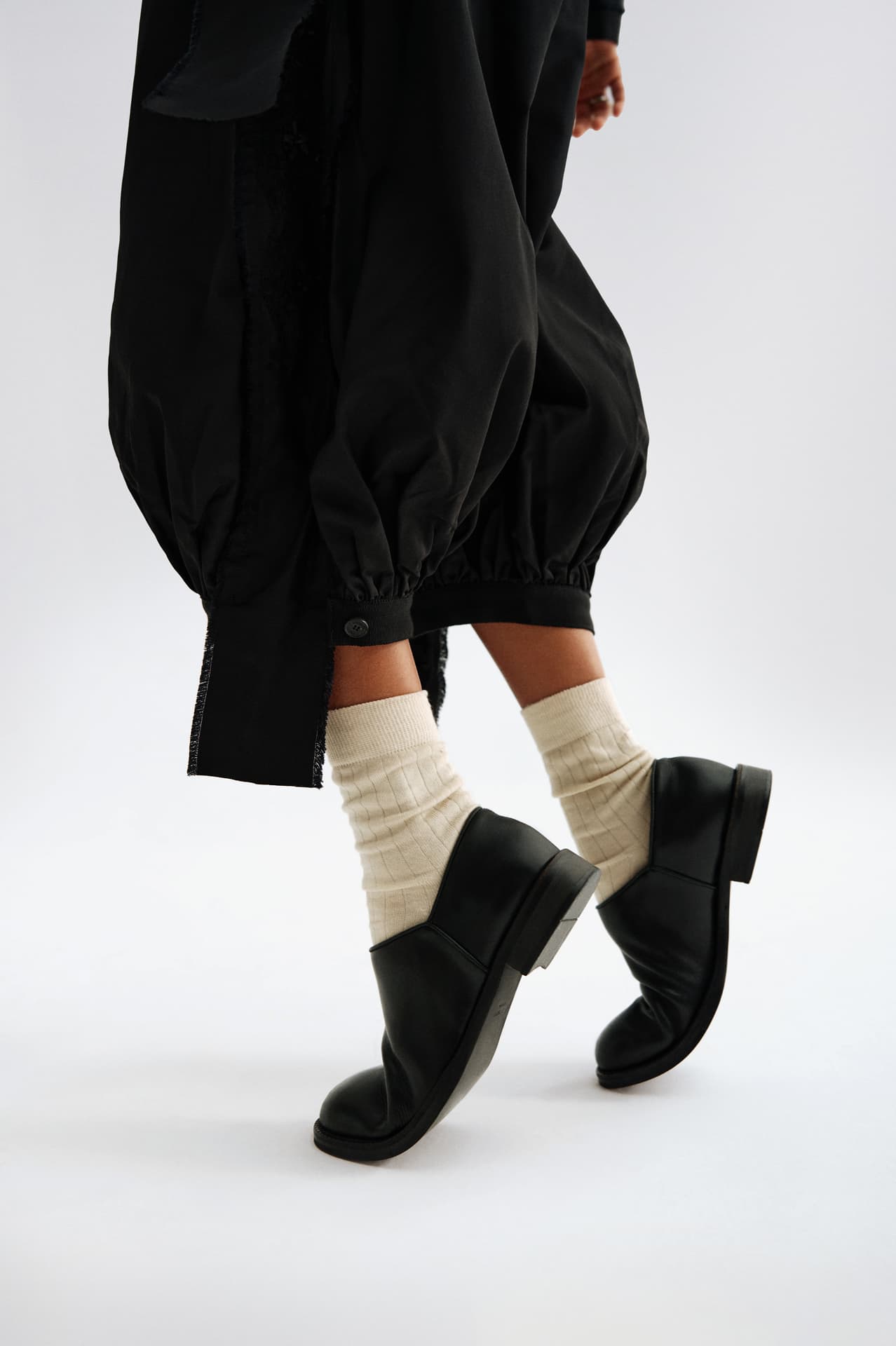 Dior бермудысы; The Row туфлиі; Maison Margiela шұлығы | Фотосуретші: Мария Slozhnomarya