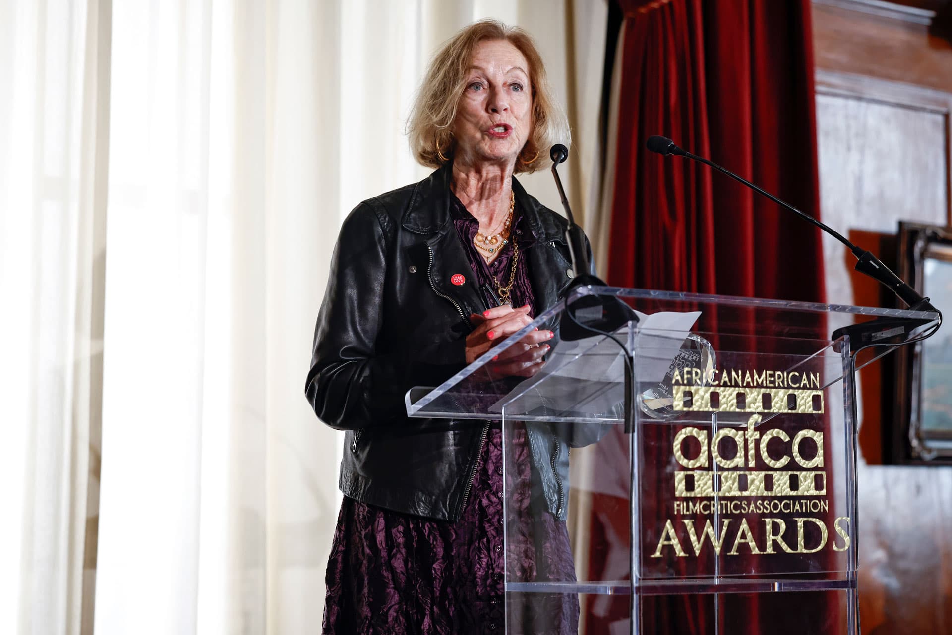 Лауреат премии AAFCA Film Advocate Award Мишель Саттер произносит речь после получения награды от режиссера и сценариста Авы Дюверней во время торжественного обеда, посвященного вручению специальных наград AAFCA, 1 марта 2026 года в Лос-Анджелесе, Калифорния | Getty Images