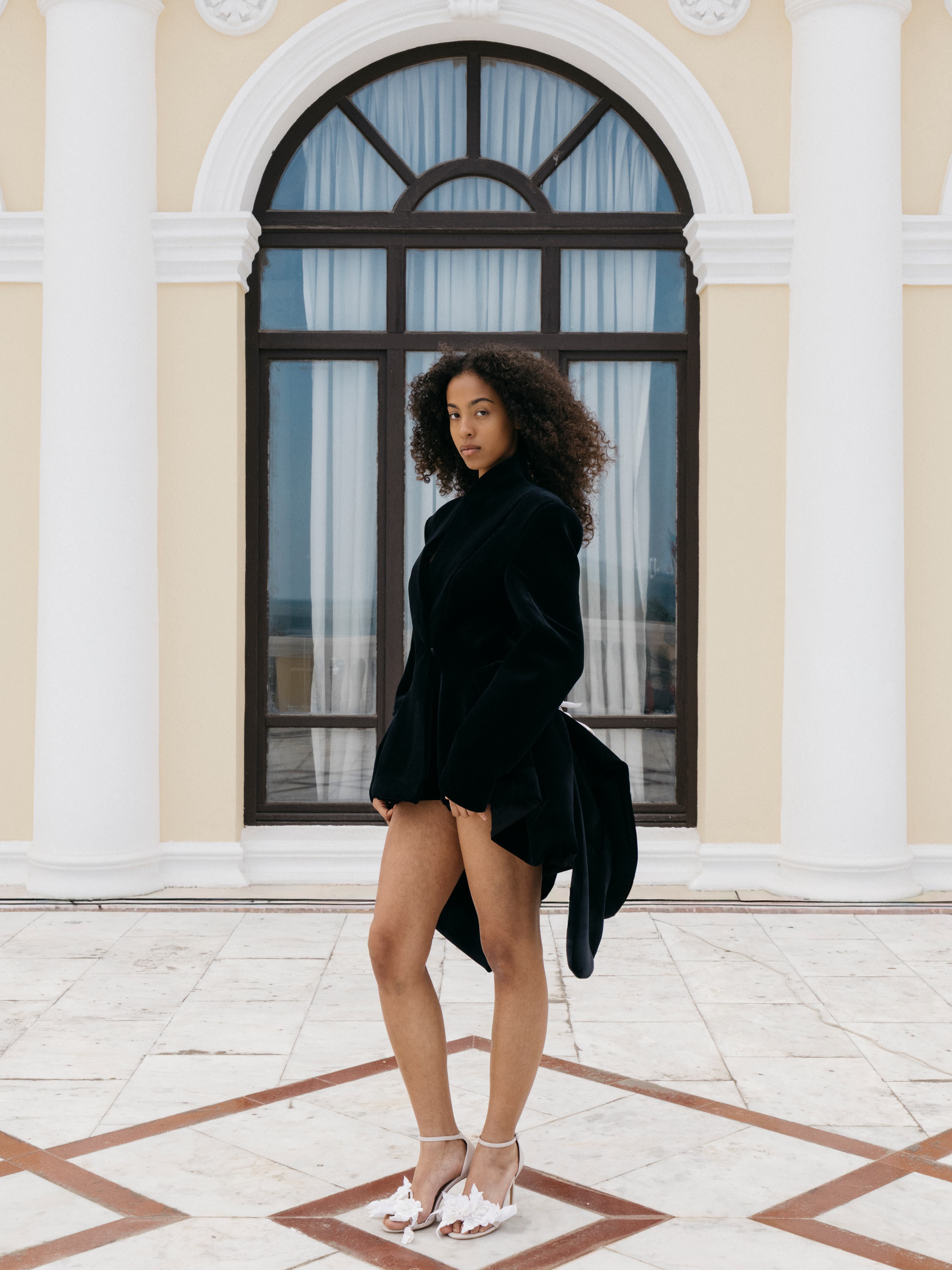 Бренд Zumrud Mirzaliyeva | Фотограф: Darrel Hunter;
ретушь: Sarah Ellen Treacher;
ассистент на площадке: Rufan Mammadov;
локация: Azerbaijan State Philharmonic Hall;
модель: Джулианна
