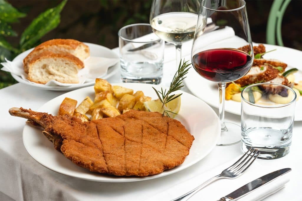 Миланша дайындалған бұзау етінен жасалған котлет | Osteria Del Binari / Instagram