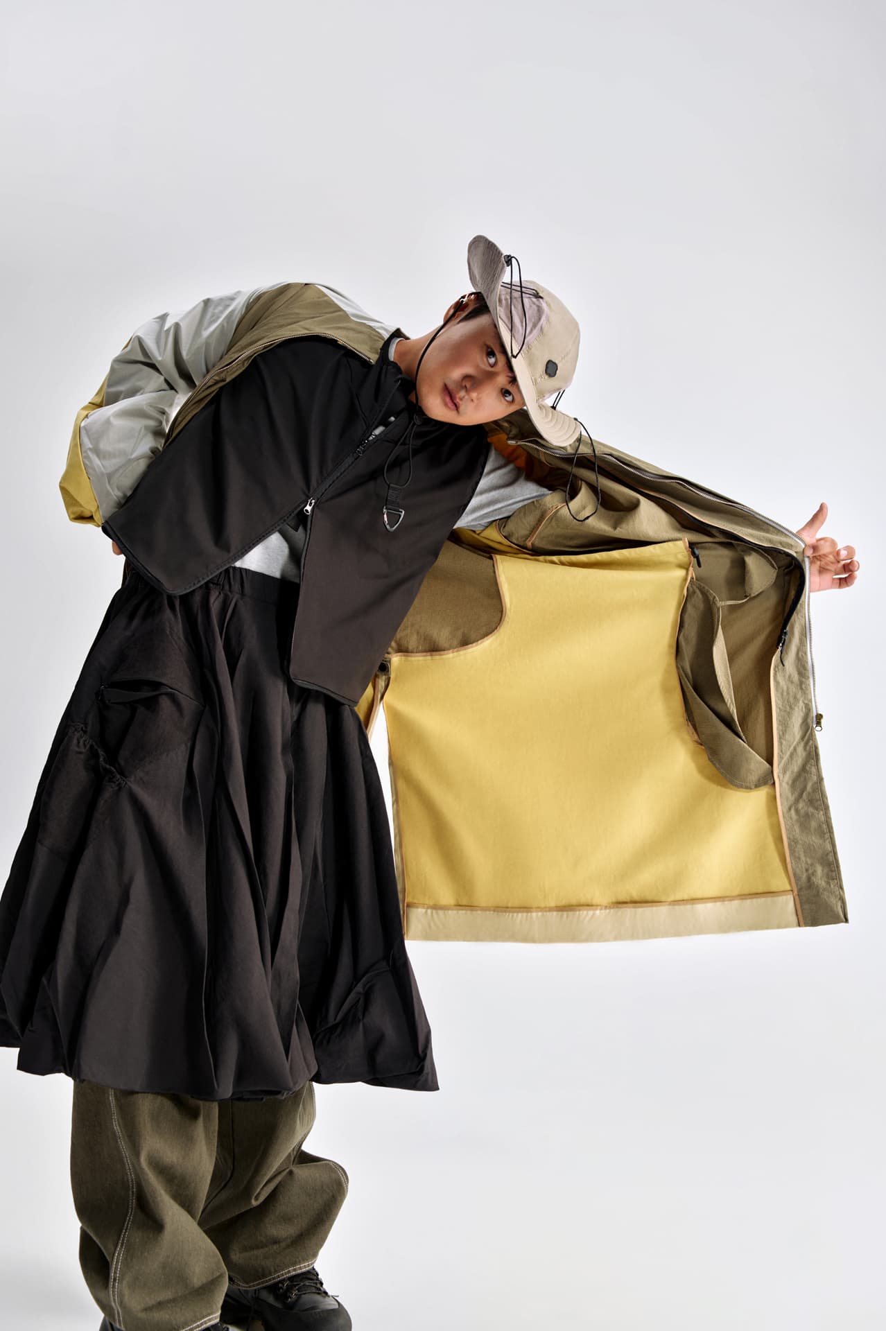 Джинсы, жилет, белдемше, парка, панама мен сөмке – Fuzzz | Фотосуретші: Мария Slozhnomarya