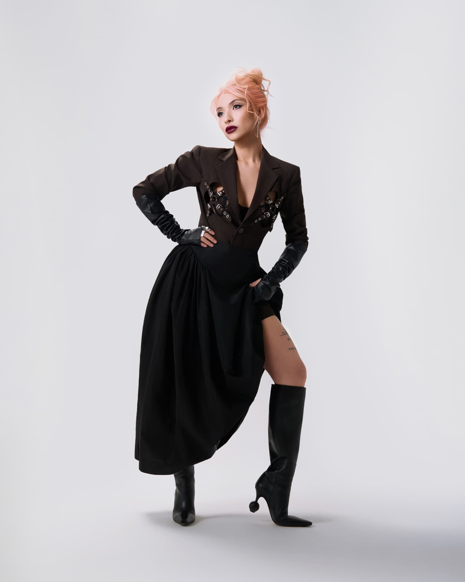 Jean Paul Gaultier жакеті; Simone Rocha белдемшесі; Jacquemus бәтеңкесі; Maison Margiela қолғабы; The Great Frog сырғасы мен сақинасы | Фотосуретші: Мария Slozhnomarya