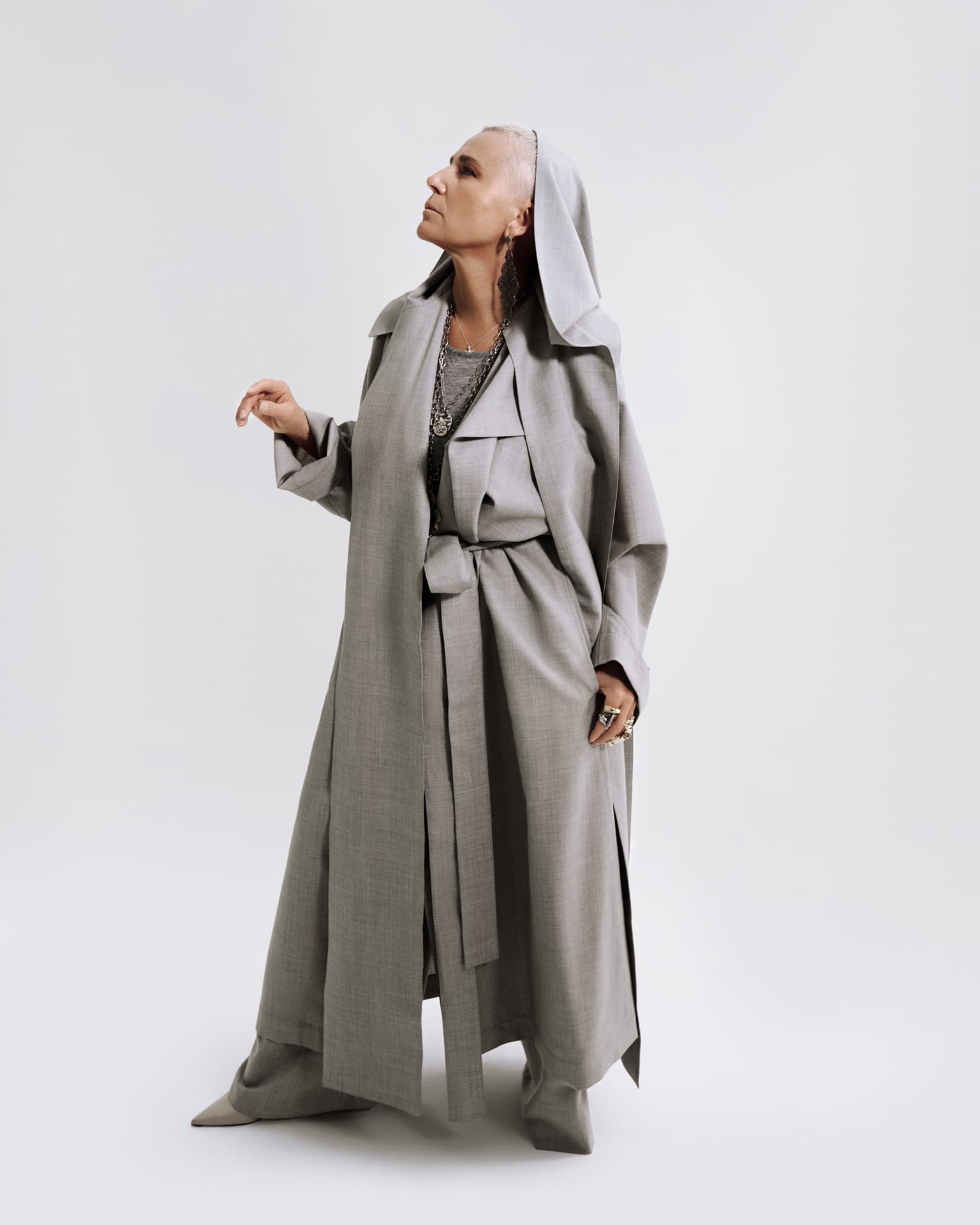 The Row күләпаралы тренчі; Loree Rodkin сақиналары мен сырғалары | Фотосуретші: Мария Slozhnomarya