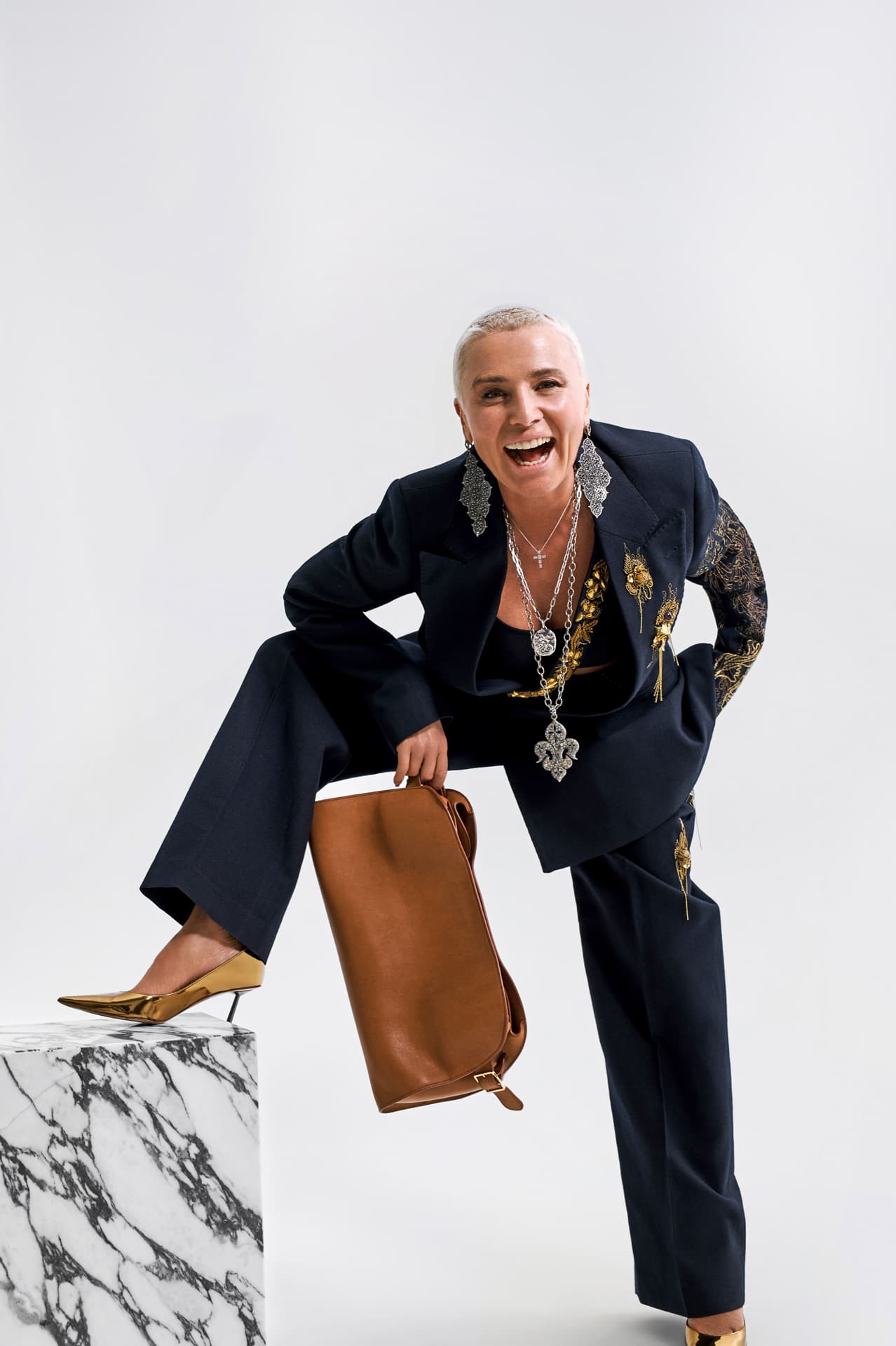 Dries Van Noten костюмы; The Row клатчы мен алқасы; Le Silla туфлиі; Loree Rodkin сырғалары мен алқасы | Фотосуретші: Мария Slozhnomarya