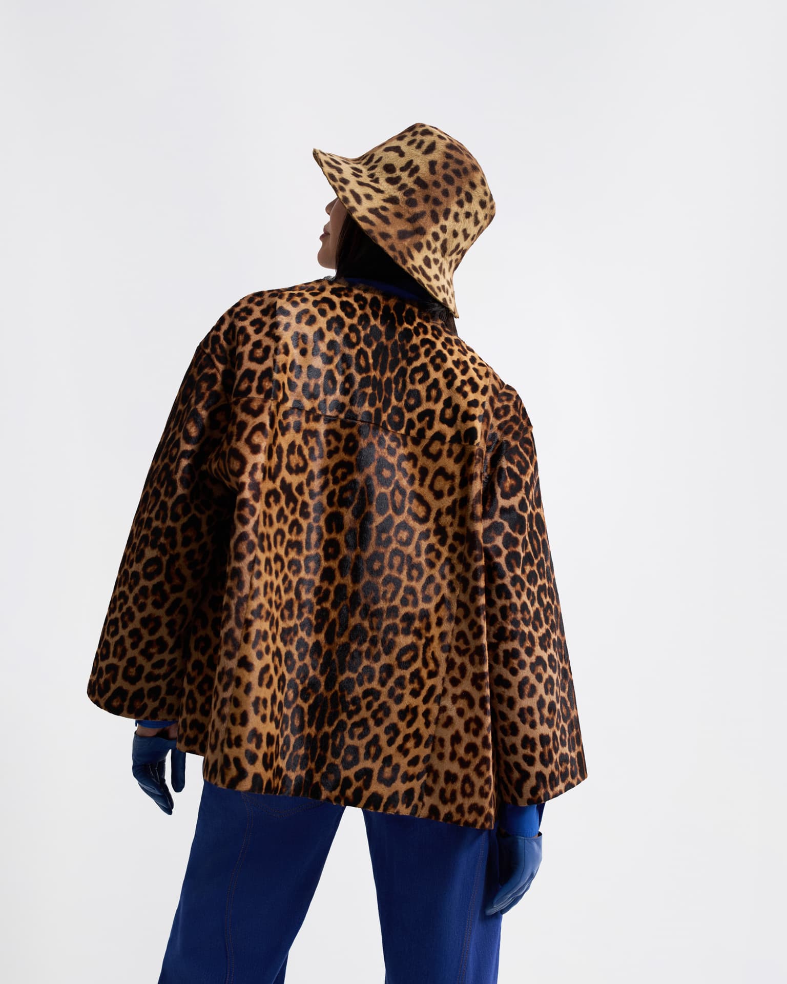 Тері жакет – Via Cappella; джинсы – Loewe; жейде – Celine; туфли – Michael Kors; шляпа – Loro Piana | Фотосуретші: Мария Slozhnomarya