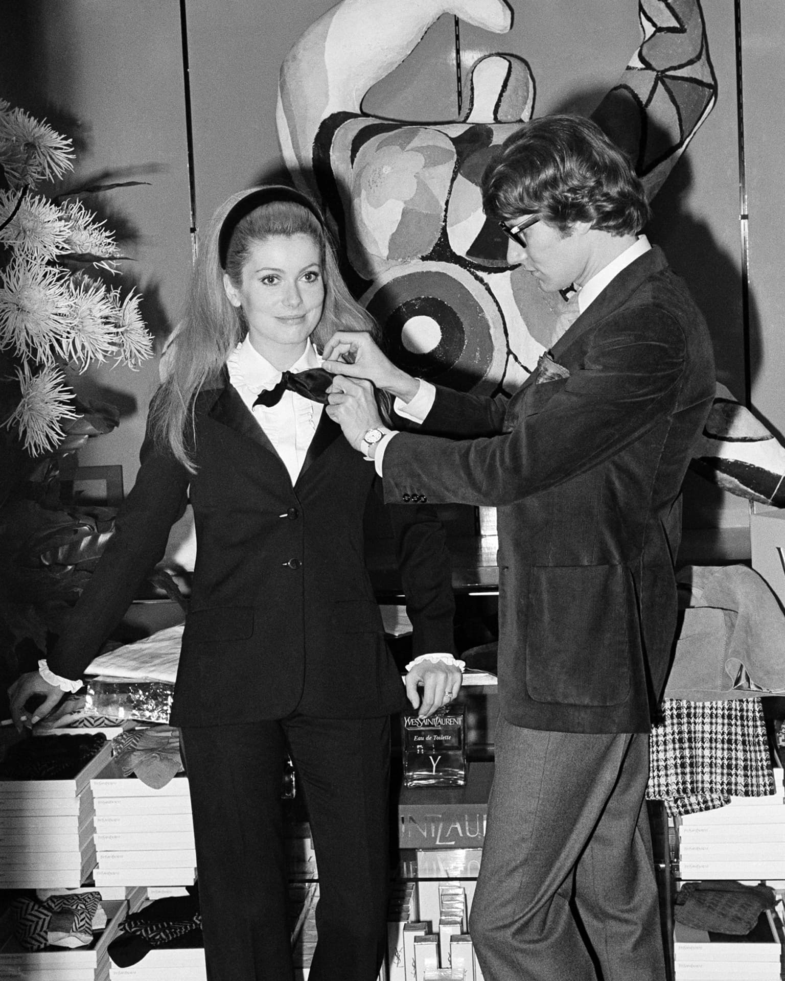 Катрин Денёв и Ив Сен-Лоран, 1966 год | Официальный сайт VOGUE France