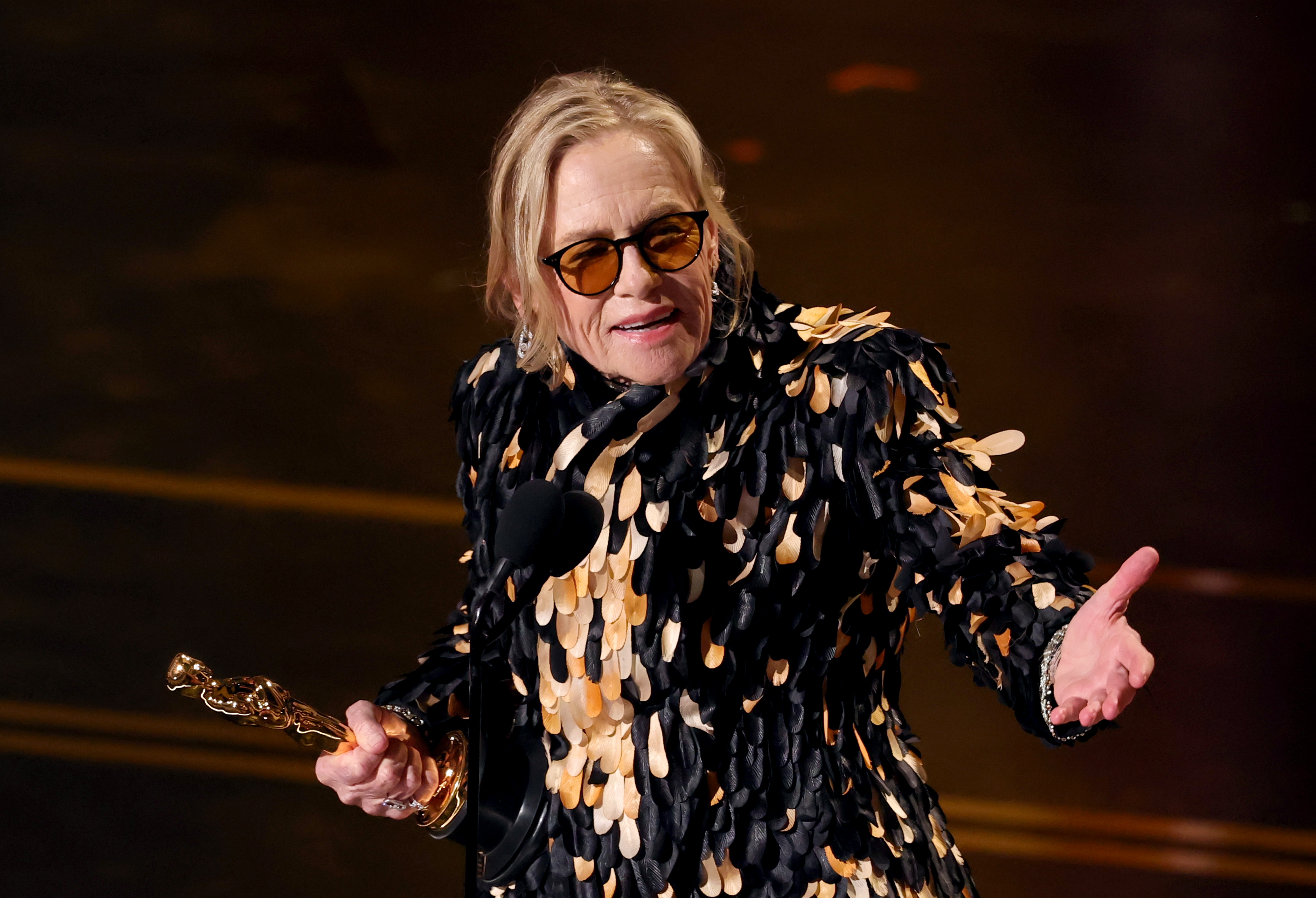 Эми Мэдиган со статуэткой Оскар